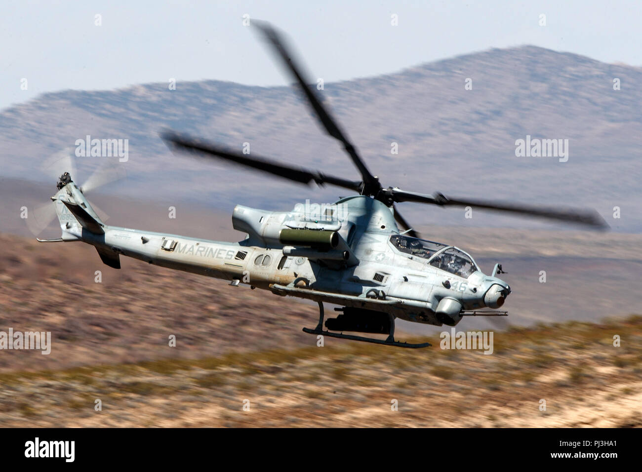 Stati Uniti Marines Corps Bell AH-1Z Viper (SN 168529) vola basso livello sulla transizione Jedi attraverso Star Wars Canyon / Rainbow Canyon, il Parco Nazionale della Valle della Morte, Panamint Springs, California, Stati Uniti d'America Foto Stock