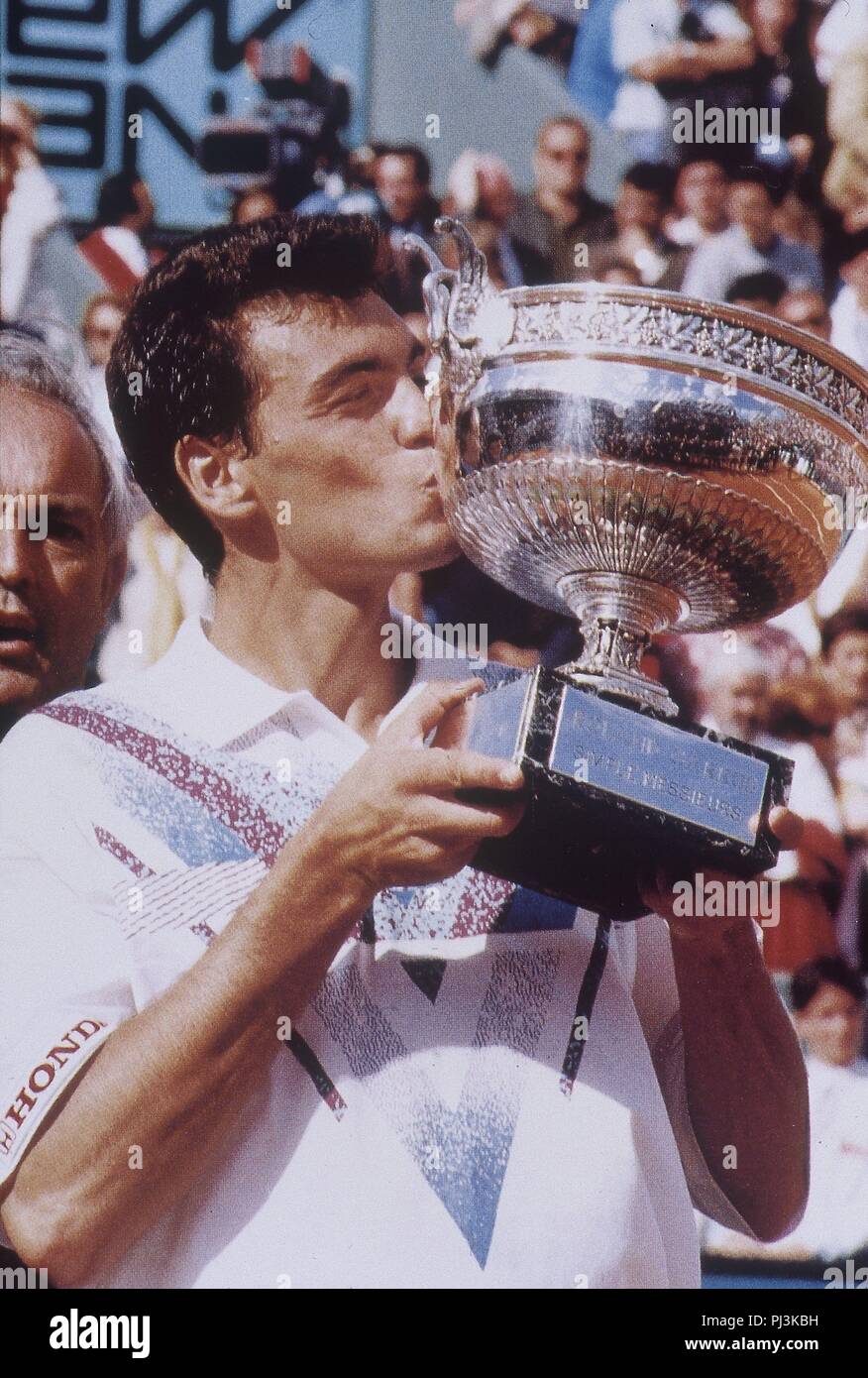 SERGI BRUGUERA BESANDO LA ENSALADERA DEL GRAN SLAM DEL ROLAND GARROS, 1994. Foto Stock