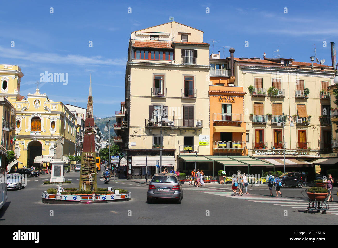 Sorrento, Italia - 2015-06-27 rotonda o cerchio di traffico in un incrocio occupato di Sorrento in Italia, Europa Foto Stock