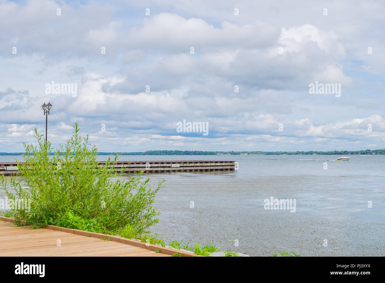 Lago Couchiching vicino alla spiaggia Couchiching Pier a Orillia Ontario in Canada. Foto Stock