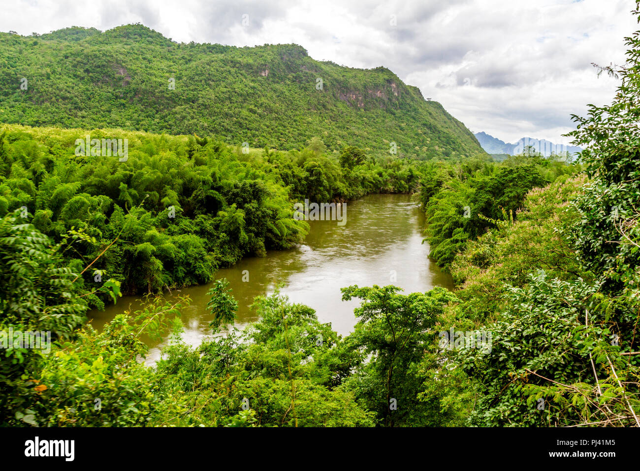 Il treno va oltre il Fiume Kwai e remote zone di giungla sulla strada per l'Inferno Fire Pass. Foto Stock