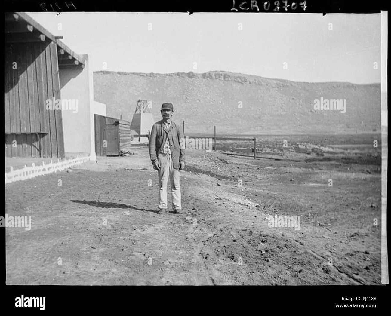 Azerbaïdjan. Monsieur Saintmarc dans le désert. Derrick à l'arrière-plan. Foto Stock