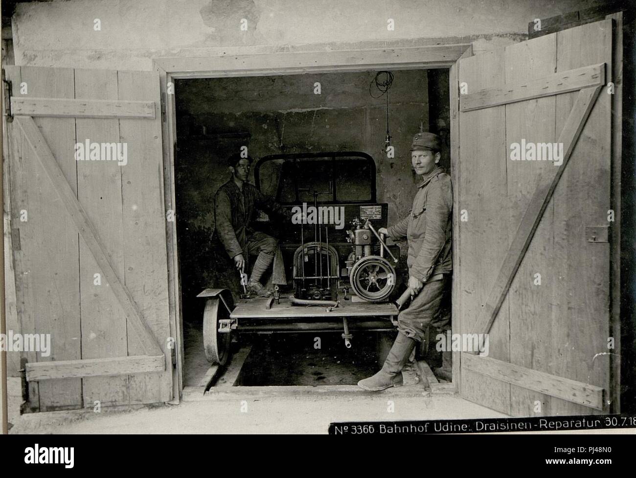 Bahnhof Udine. Draisinen-Reparatur 30.7.18. Foto Stock