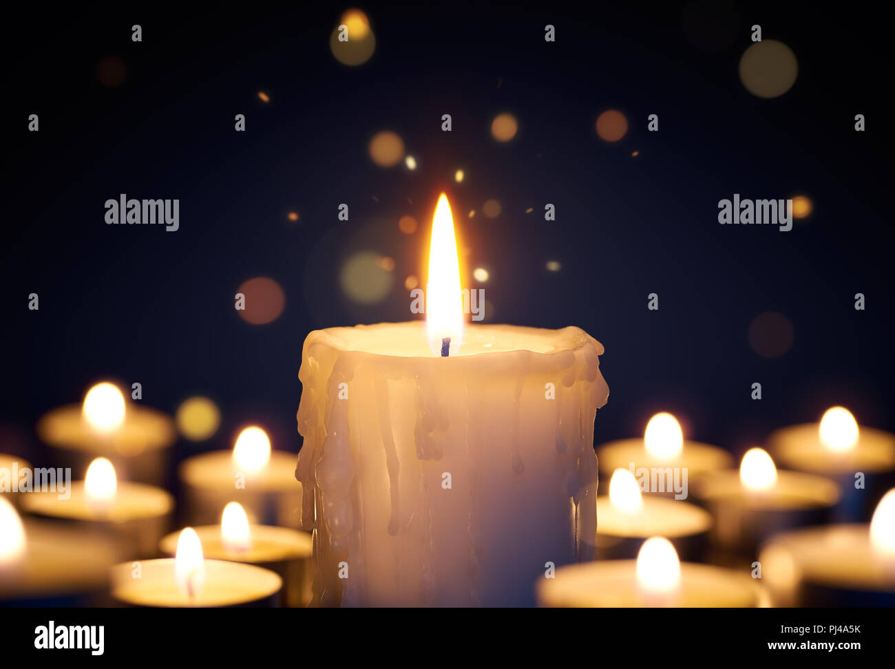 La luce di una candela con luce sfavillante effetto raffica Foto stock -  Alamy