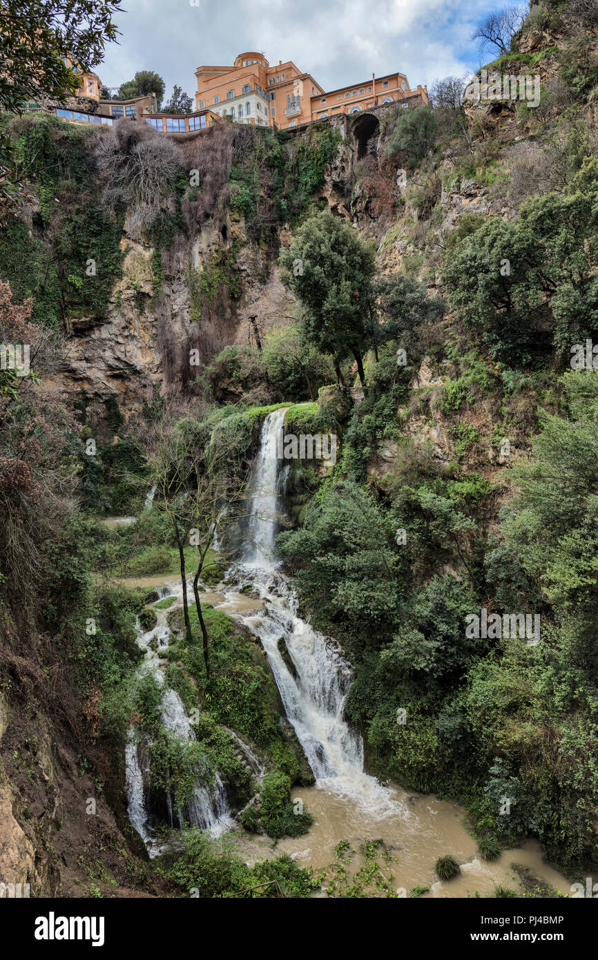 Valle dell'Inferno di cascate, Parco di Villa Gregoriana Tivoli, Lazio,  Italia Foto stock - Alamy