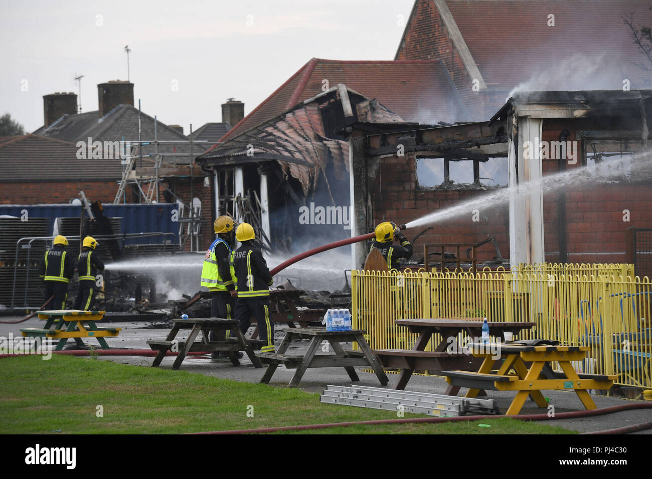 Vigili del fuoco frequentare un incendio in Roding Scuola primaria sulla strada Hewett, Dagenham, a est di Londra. Intorno 80 vigili del fuoco e 12 motori Fire era stato chiamato a scuola a 4.50am martedì. Foto Stock