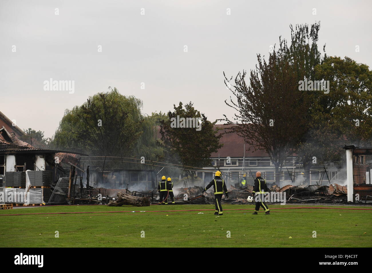 Vigili del fuoco frequentare un incendio in Roding Scuola primaria sulla strada Hewett, Dagenham, a est di Londra. Intorno 80 vigili del fuoco e 12 motori Fire era stato chiamato a scuola a 4.50am martedì. Foto Stock