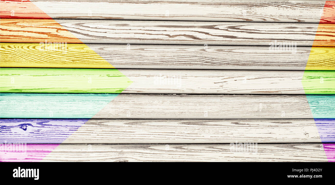 In legno antico texture in bianco e colori dell'arcobaleno. Colorato sfondo grunge con disegno geometrico Foto Stock