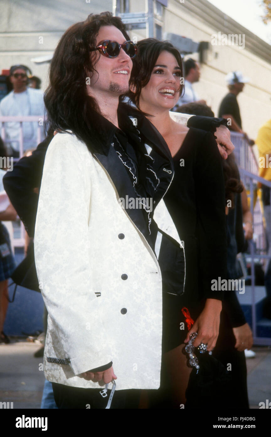 LOS ANGELES, CA - 9 settembre: (L-R) musicista Steve Isaacs e attrice Karen  Duffy frequentare il nono annuale degli MTV Video Music Awards il 9  settembre 1992 presso il padiglione di Pauley,