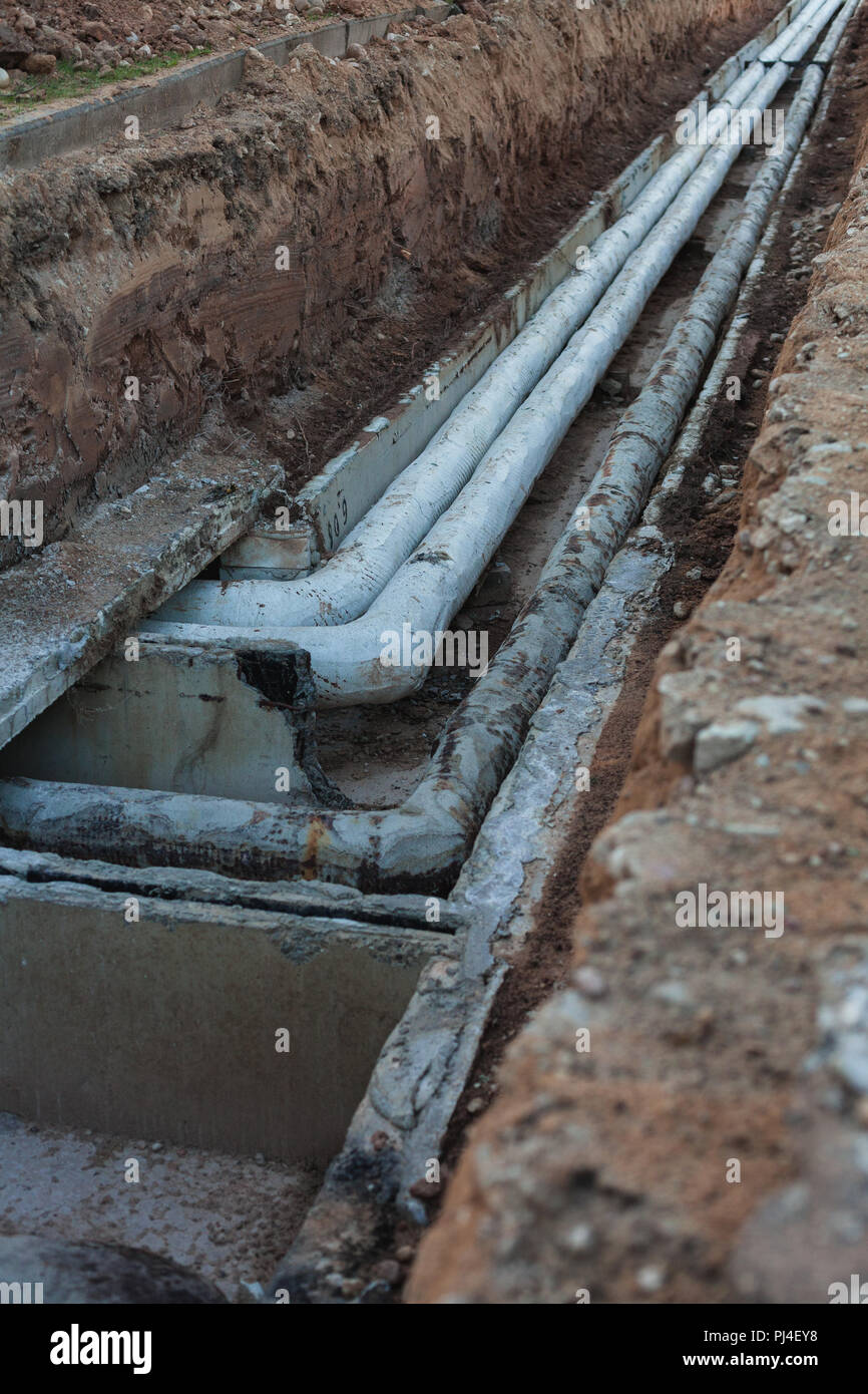 Vecchio tempo sovietica condotte idriche dopo lo scavo, danneggiata del rivestimento di amianto Foto Stock