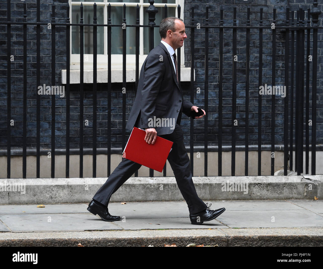 Uscendo dalla Unione Europea Segretario (Brexit) Dominic Raab lasciando 10 Downing Street, Londra dopo una riunione del gabinetto. Foto Stock