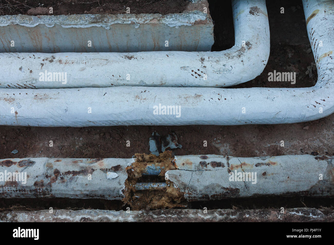 Vecchio tempo sovietica condotte idriche dopo lo scavo, danneggiata del rivestimento di amianto Foto Stock