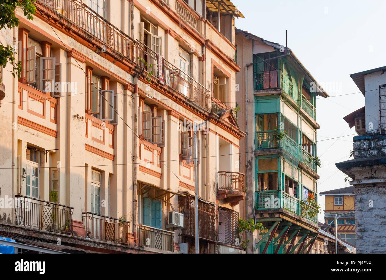 MUMBAI, India - 23 Ottobre 2017: Street view, Grant Road Station. Il famoso B. Merwan panetteria & Irani ristorante (1914) è nel green building. Foto Stock