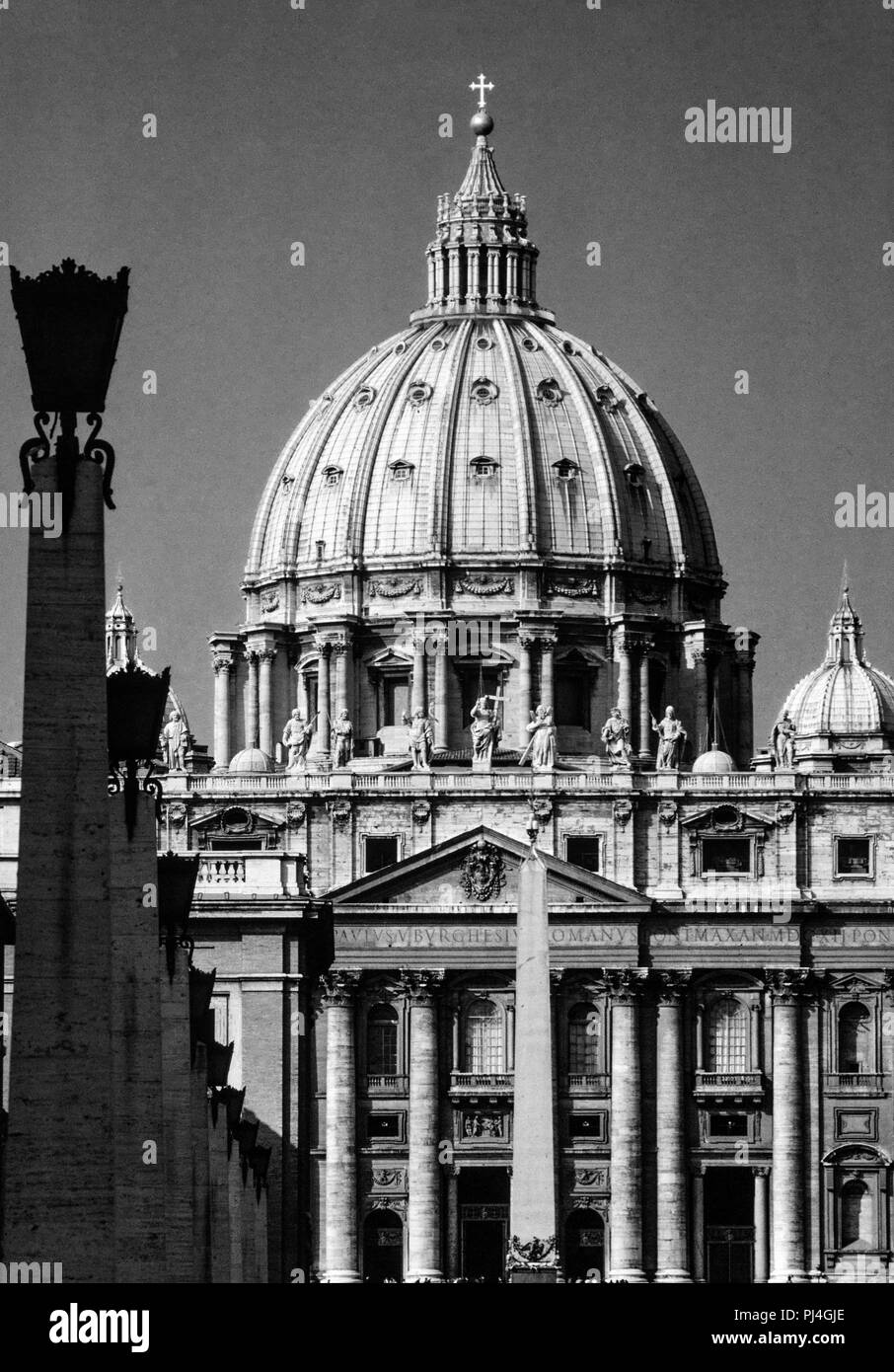 La Basilica Papale di San Pietro in Vaticano (Italiano: Basilica Papale di San Pietro in Vaticano), o semplicemente la Basilica di San Pietro (latino: Basilica Sancti Petri), è un italiano rinascimentale chiesa nella città del Vaticano, l'enclave papale entro la città di Roma. Progettato principalmente da Donato Bramante, Michelangelo, Carlo Maderno e Gian Lorenzo Bernini, San Pietro è la più celebre opera di architettura rinascimentale[2] e la più grande chiesa del mondo.[3] Mentre non è né la chiesa madre della Chiesa cattolica né la cattedrale della diocesi di Roma, San Pietro è considerata come uno di t Foto Stock