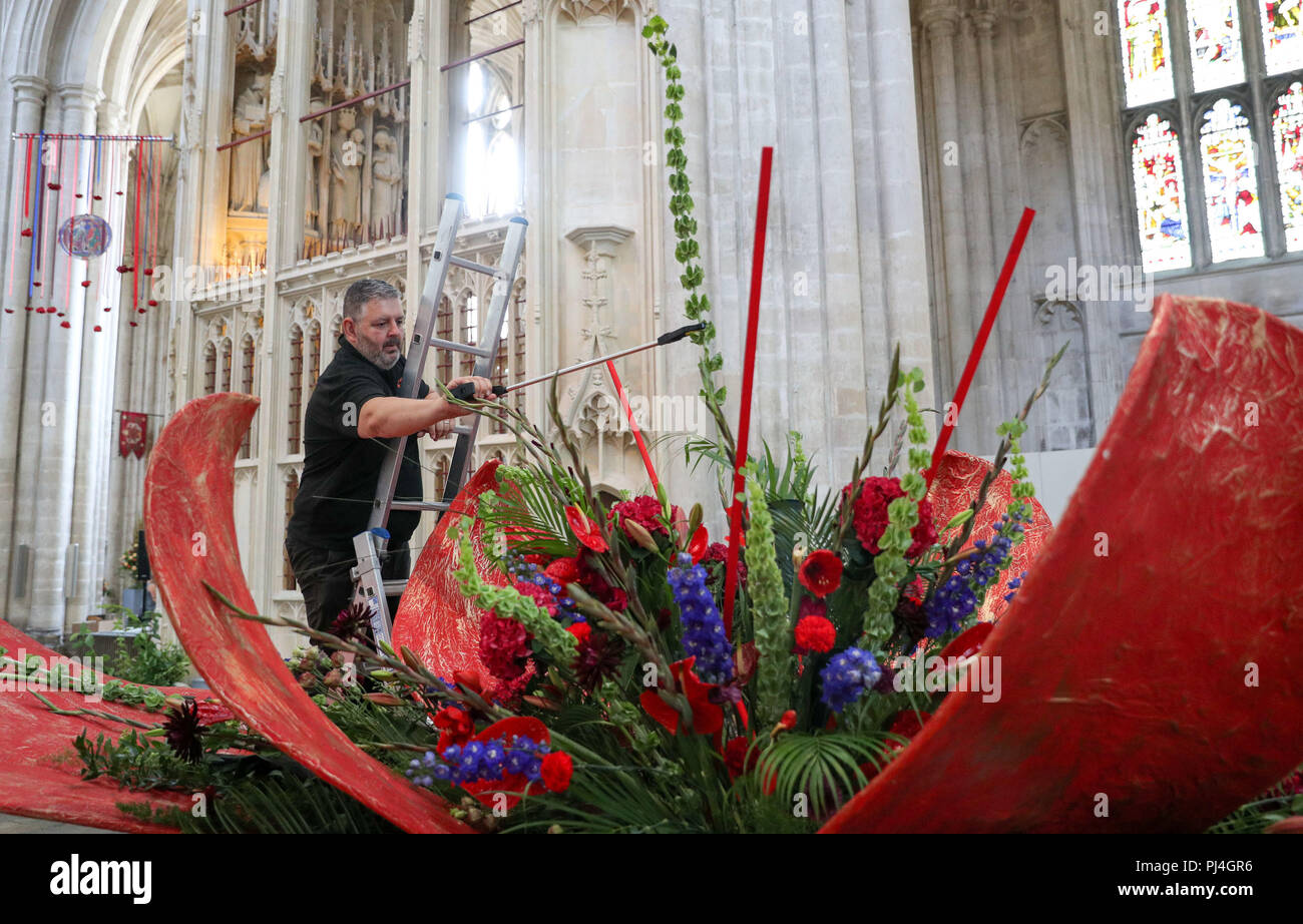 Preparativi finali vengono fatti visualizza per la Cattedrale di Winchester il festival dei fiori, illuminazione: un Festival dei Fiori, che va dal 5 Settembre al 9. Foto Stock