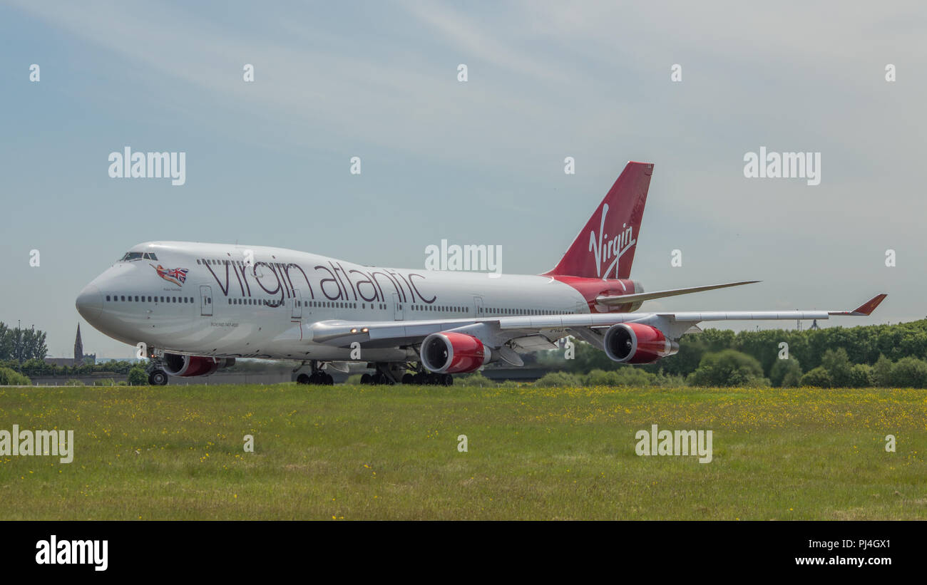 Virgin Atlantic jumbo jet (Boeing 747-400) con partenza dall'Aeroporto Internazionale di Glasgow, Renfrewshire, Scozia - 3 giugno 2016 Foto Stock