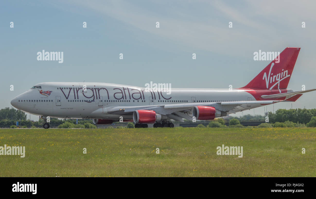 Virgin Atlantic jumbo jet (Boeing 747-400) con partenza dall'Aeroporto Internazionale di Glasgow, Renfrewshire, Scozia - 3 giugno 2016 Foto Stock