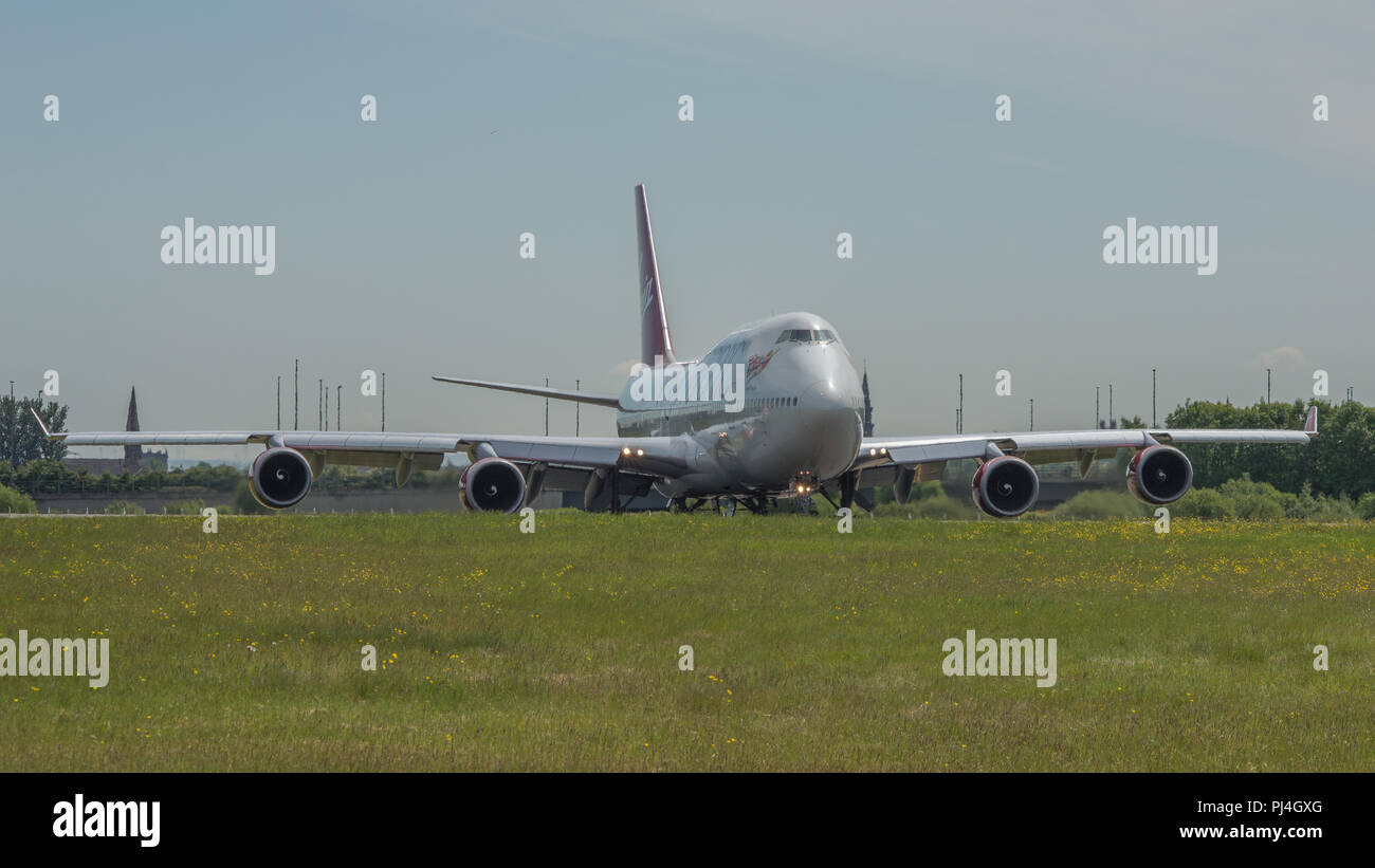 Virgin Atlantic jumbo jet (Boeing 747-400) con partenza dall'Aeroporto Internazionale di Glasgow, Renfrewshire, Scozia - 3 giugno 2016 Foto Stock
