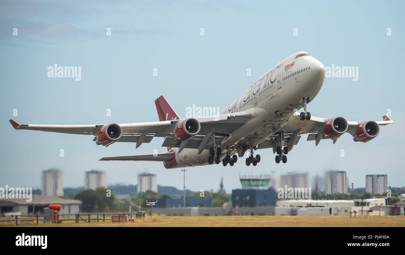 Virgin Atlantic jumbo jet (Boeing 747-400) visto uscire dall'Aeroporto Internazionale di Glasgow, Renfrewshire, Scozia - 5 giugno 2018 Foto Stock