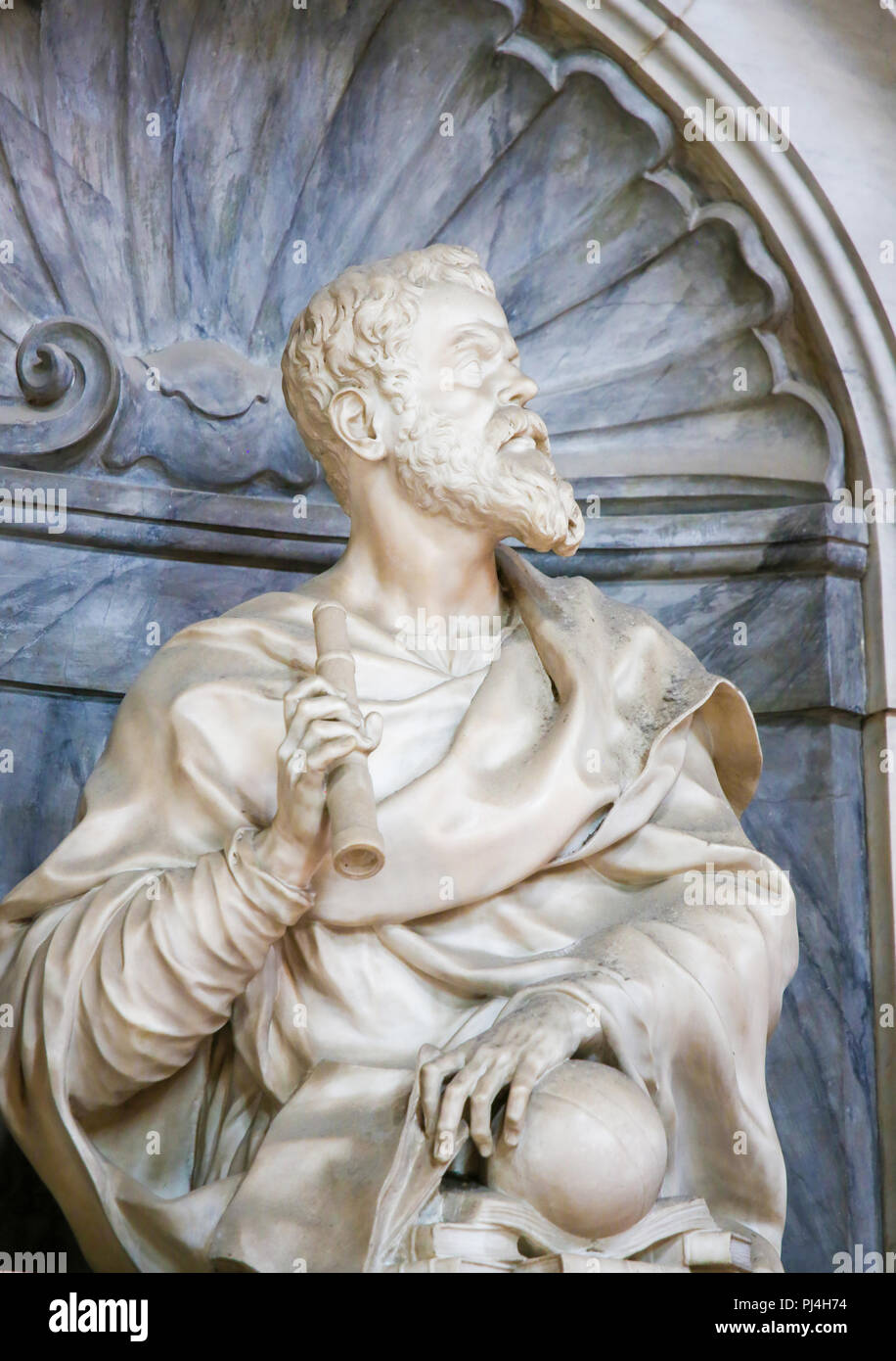 Statua di Galileo Galilei presso la sua tomba nella Basilica di Santa Croce, Firenze, Italia. Foto Stock