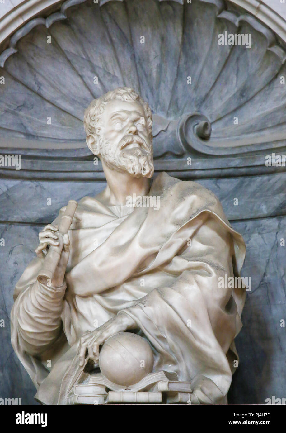 Statua di Galileo Galilei presso la sua tomba nella Basilica di Santa Croce, Firenze, Italia. Foto Stock