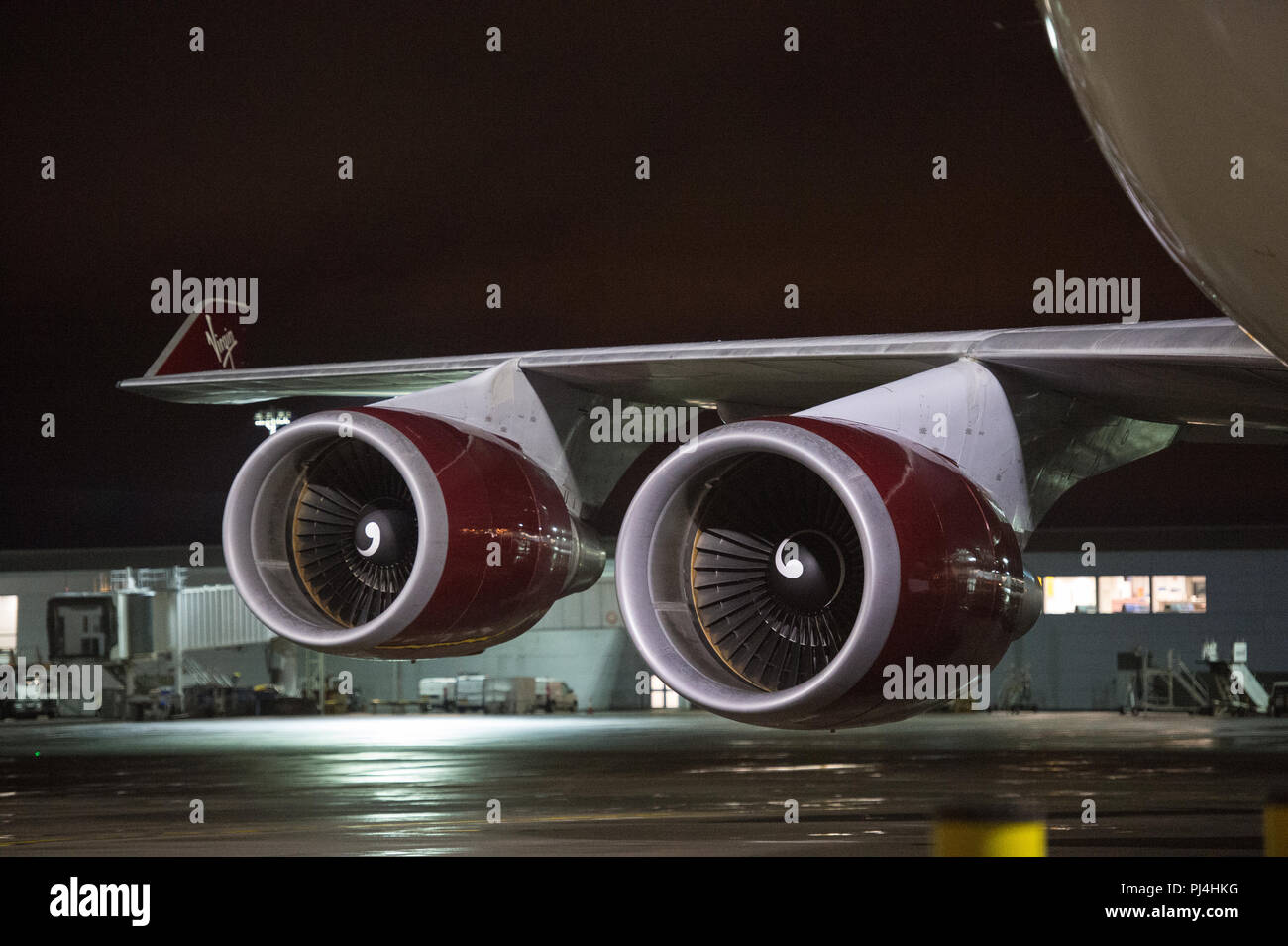 Virgin Atlantic jumbo jet (Boeing 747-400) visto all'Aeroporto Internazionale di Glasgow, Scozia - 8 Luglio 2017 Foto Stock