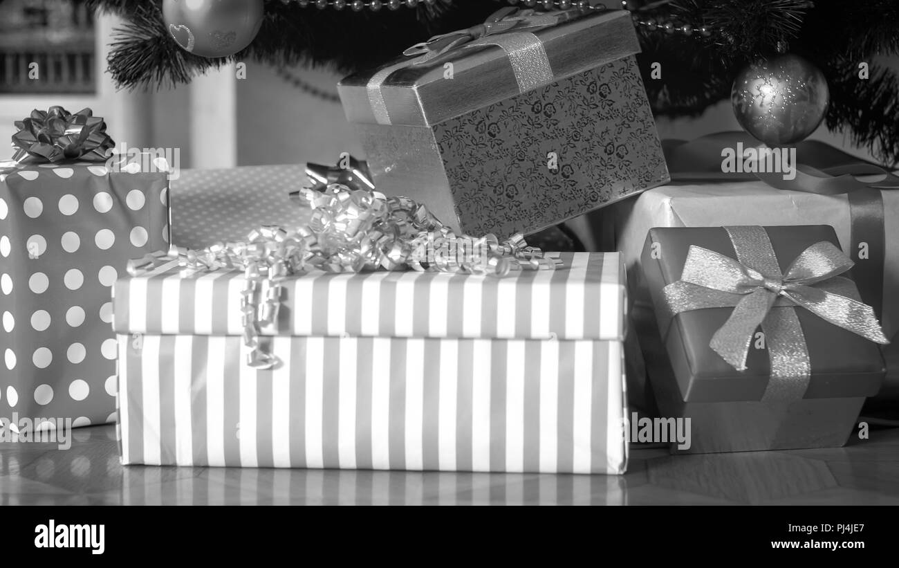 Foto Di Natale In Bianco E Nero.Immagine In Bianco E Nero Di Regali Di Natale E Confezioni Regalo Foto Stock Alamy