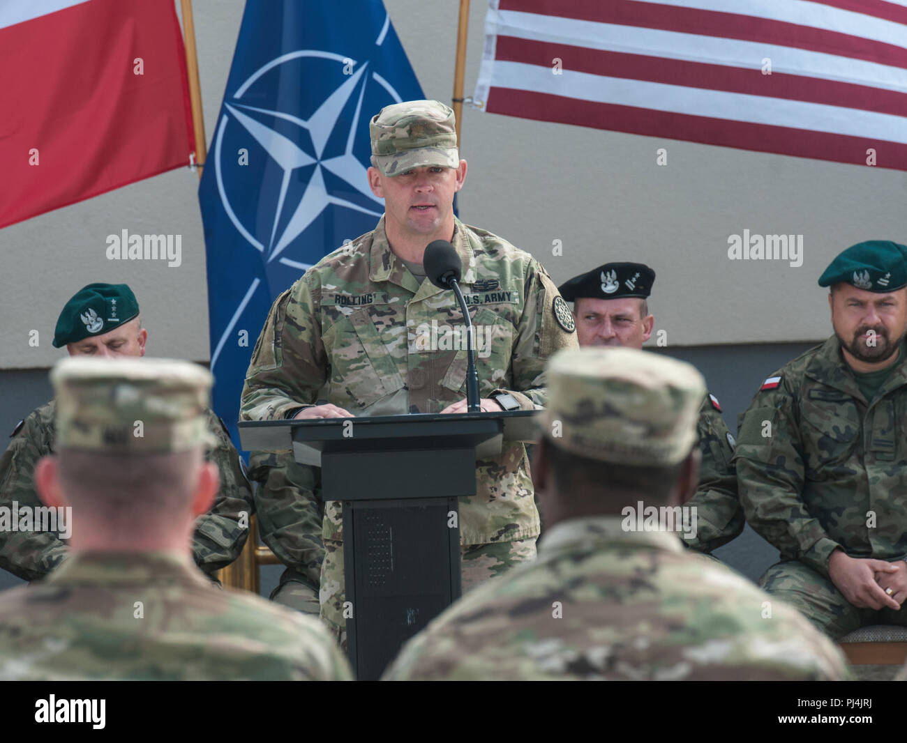 Stati Uniti Esercito il Mag. Jason laminazione, la task force del comandante della 107th Engineer battaglione, Michigan Esercito Nazionale Guardia, presenta il suo ultimo commento durante la risoluta Castello 2018 Cerimonia di chiusura a Drawsko Pomorskie area formazione in Konotop, Polonia, agosto 27, 2018. La cerimonia ha segnato la fine dei 6 mesi di multinazionale e la formazione congiunta esercizio PER GLI STATI UNITI Esercito e gli ingegneri della NATO a sostegno della Atlantic risolvere. (U.S. Esercito nazionale Guard foto di Sgt. 1. Classe Kimberly D. Calkins) Foto Stock