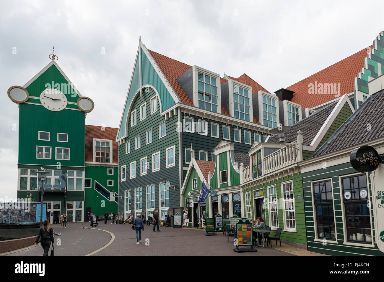 Zaandam, Paesi Bassi - 28-aug-2018: Persone a Zaandam Stazione ferroviaria a Zaandam, Paesi Bassi. La città ha una popolazione di circa 72.597.ans è famosa della sua ols case tradizionali e architettura Foto Stock