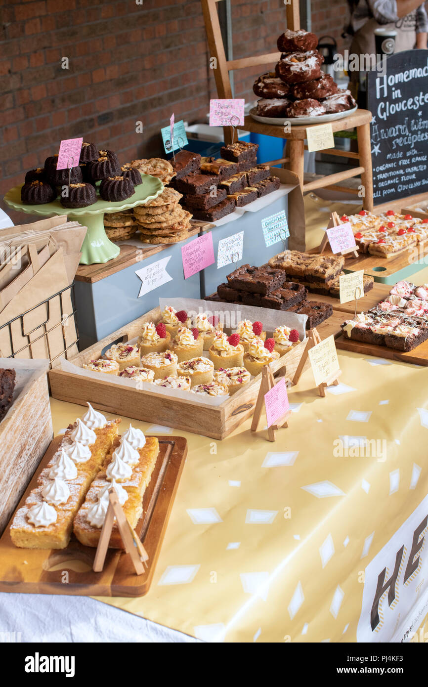 Torte fatte in casa stallo a stroud farmers market. Stroud, Gloucestershire, Inghilterra Foto Stock