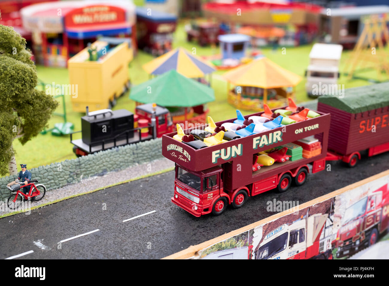 Vecchio modello fiera del divertimento camion su una fase di stallo a un vintage retrò festival. Regno Unito Foto Stock