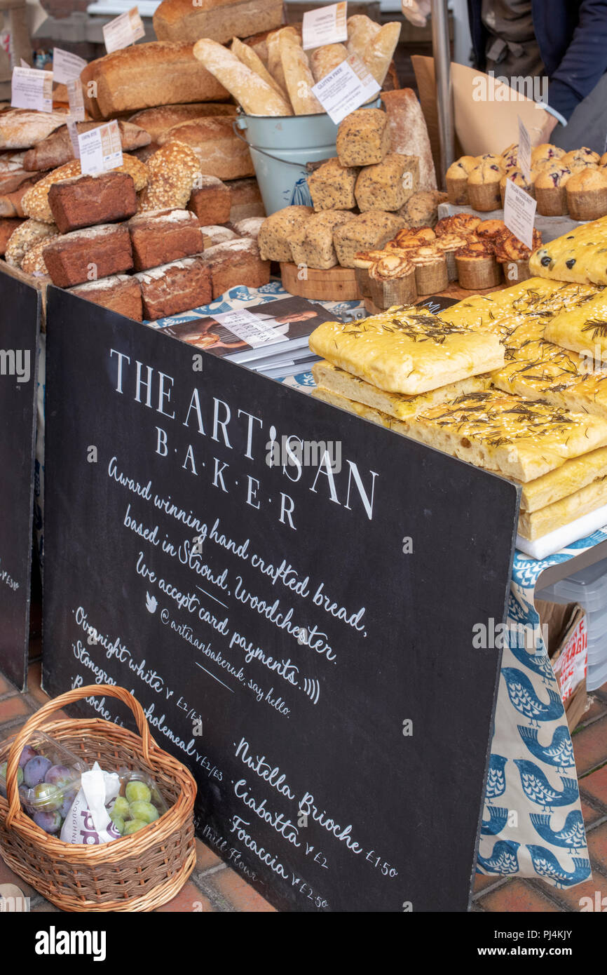 L'artigiano panettiere stallo a un mercato degli agricoltori. Stroud, Gloucestershire, Inghilterra Foto Stock L'artigiano panettiere stallo a un mercato degli agricoltori. Stroud, Gloucestershire, Inghilterra Foto Stock