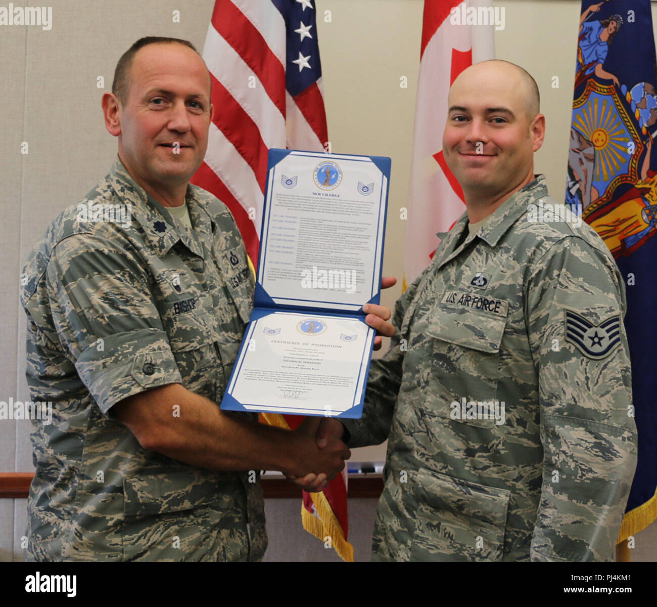 Tech. Sgt. Thomas Cole, sinistra, ha ricevuto il suo nuovo rango durante una cerimonia di promozione su agosto 29 all'aria orientale nel settore della difesa. Lt. Col. Paolo Vescovo, a sinistra il supporto 224th comandante dello squadrone, servita come la promozione di officer. Foto Stock