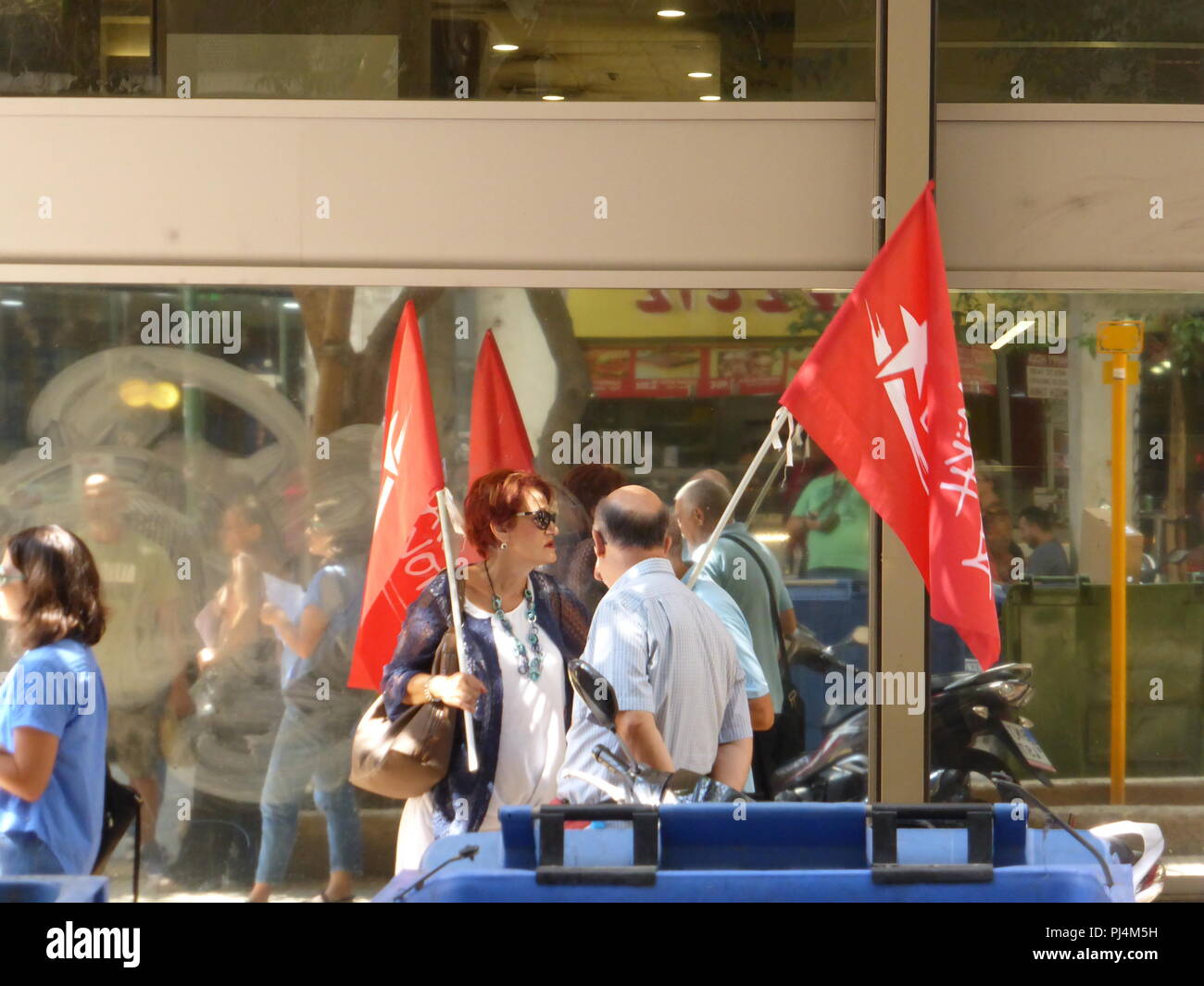 Atene, Grecia. 04 Sep, 2018. Membri del greco partito Poltical popolari Unity dimostrare di fronte agli uffici di DEH (pubblico greco Power Company) contro la solleva in bolletta e il taglio della connessione elettrica ai poveri i clienti che non sono in grado di pagare le bollette. Credito: George Panagakis/Pacific Press/Alamy Live News Foto Stock