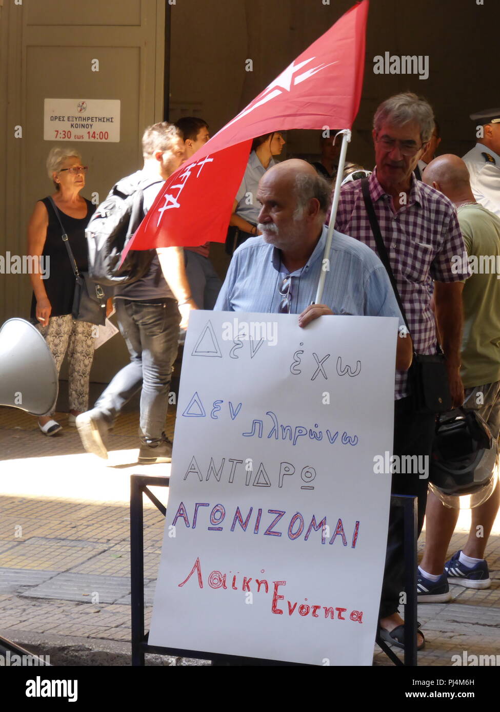 Atene, Grecia. 04 Sep, 2018. Membri del greco partito Poltical popolari Unity dimostrare di fronte agli uffici di DEH (pubblico greco Power Company) contro la solleva in bolletta e il taglio della connessione elettrica ai poveri i clienti che non sono in grado di pagare le bollette. Credito: George Panagakis/Pacific Press/Alamy Live News Foto Stock