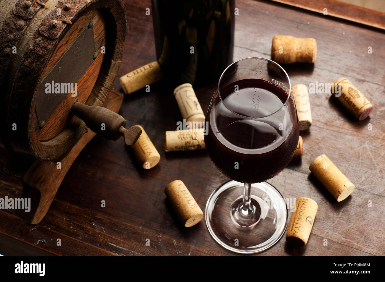 Il concetto di vino sul tavolo con tappi di sughero, bottiglia, canna e  apribottiglie Foto stock - Alamy