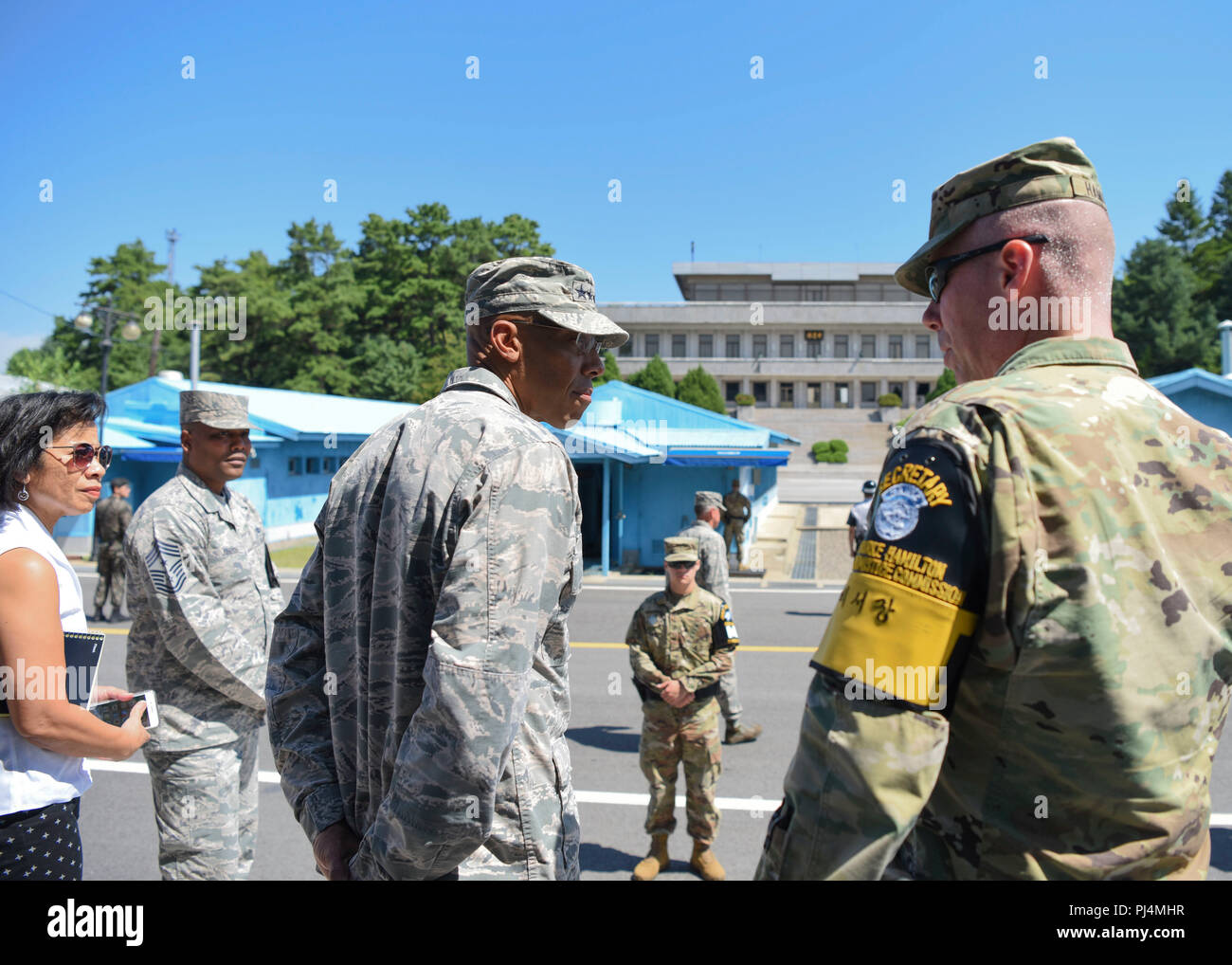 Gen. CQ Brown Jr., Pacific Air Forces commander, E DEGLI STATI UNITI Esercito Col. Burke Hamilton, Nazioni Unite comando armistizio militare di segretario del comitato, stand presso il Comune di area di servizio in coreano Zona demilitarizzata Agosto 26, 2018. Di fronte alle due, Panmungak Hall si trova appena oltre la linea di demarcazione nella Repubblica democratica popolare di Corea. (U.S. Air Force foto di Airman 1. Classe Ilyana Escalona) Foto Stock