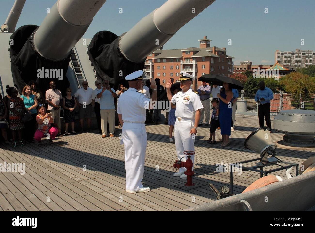 La USS Wisconsin (BB-64) e le strade di Hampton Museo Navale ha ospitato una cerimonia di promozione di questo pomeriggio. US Navy Cmdr. Wade Rindy, Comandante della difesa della gestione dei contratti Agency-Hampton Office, è stato promosso a Capitano di fronte la sua famiglia e i membri del comando. Per informarsi sulla configurazione di una cerimonia militare a bordo della USS Wisconsin o nel museo della galleria, contattare i loro eventi speciali coordinatore, Tom Dandes a Thomas.Dandes@navy.mil o al (757) 322-3106. Nota: Le immagini che vengono sottoposte a DVIDS (Difesa informazioni visive Distribution Service) sono disponibili per il pubblico di d Foto Stock