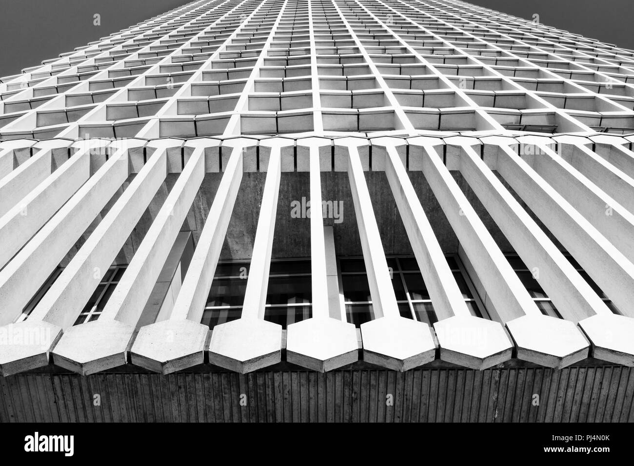 Dettaglio architettura in bianco e nero, edificio Centre Point, Londra, Regno Unito Foto Stock