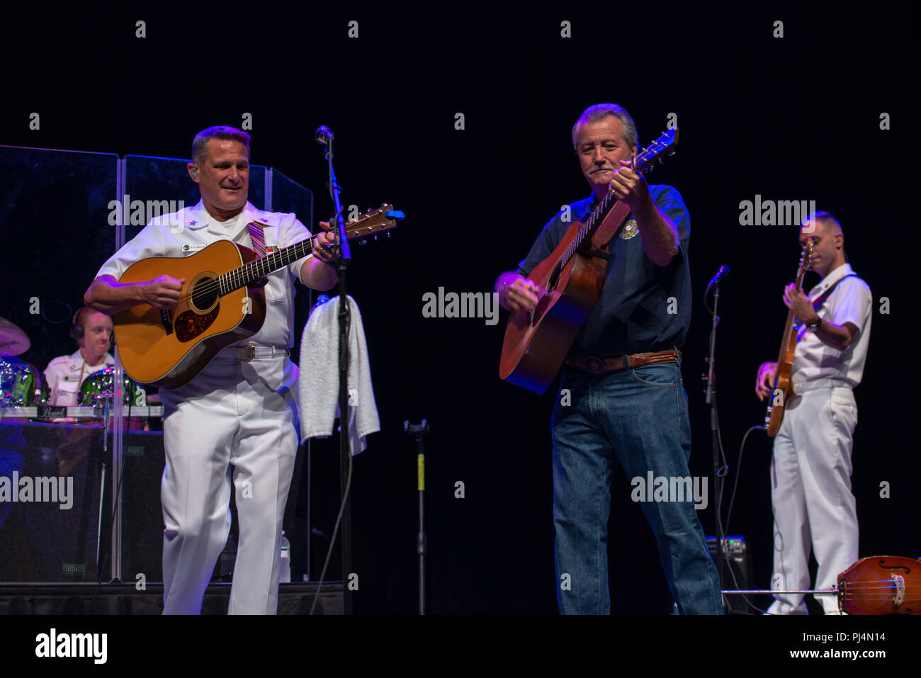 180830-N-NW255-1127 Franklin, N.C. (Agosto 30, 2018), Stati Uniti La banda della marina militare del paese esegue corrente per un pranzo house presso lo Smoky Mountain Centro per le Arti dello Spettacolo, unite da un ex membro della band, musicista in pensione di prima classe ben inverno. Paese corrente è su un 1.600 miglio tour attraverso la Virginia, Carolina del Nord, Georgia e Florida, che consente Navy musicisti per intrattenere il pubblico in alcune parti del paese che non capita spesso di vedere la marina a lavoro. (U.S. Navy foto di Senior Chief Musician Melissa Vescovo/rilasciato) Foto Stock