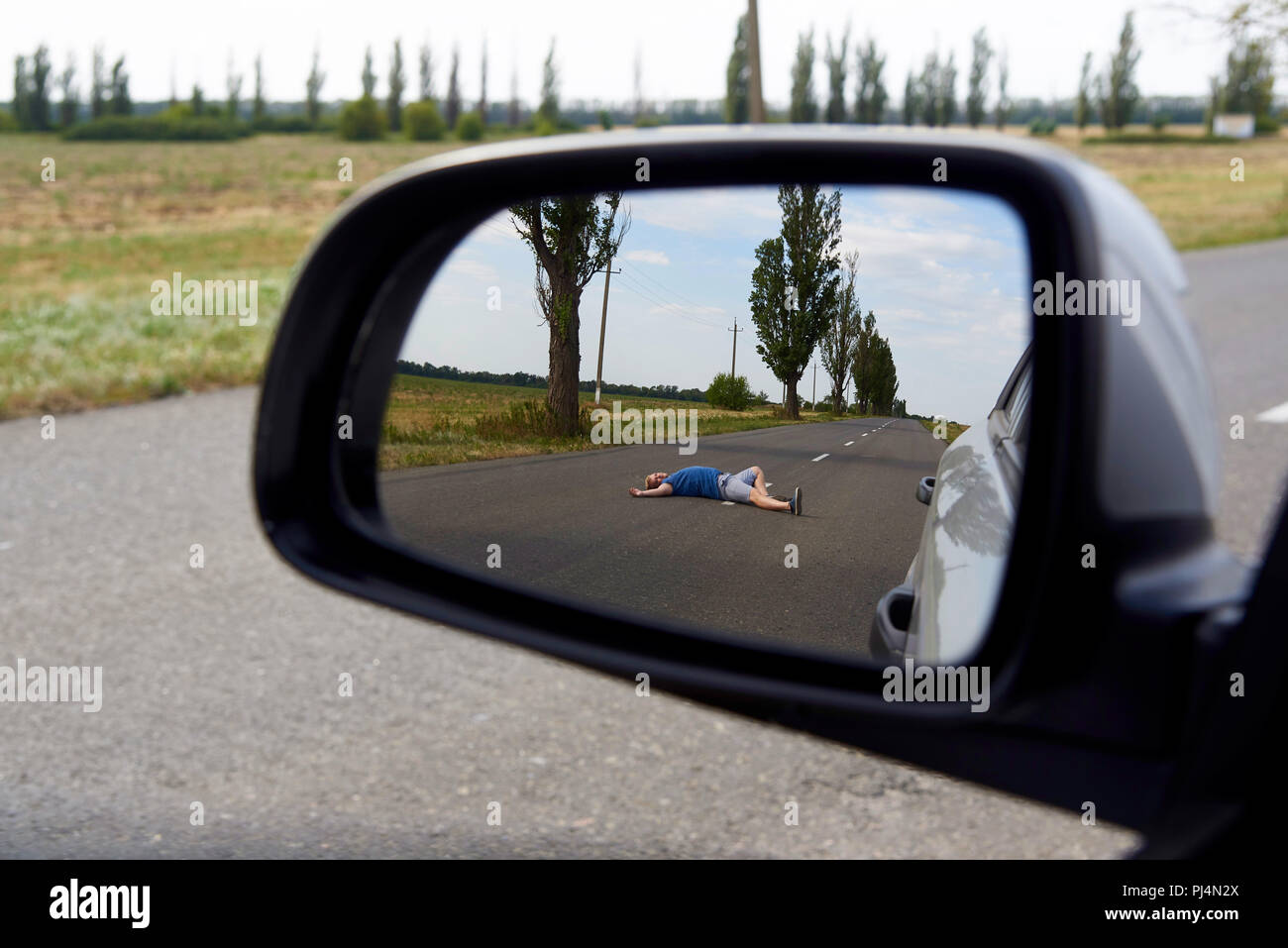 Specchietto retrovisore con un uomo colpito da un'auto. Сar concetto di incidente Foto Stock