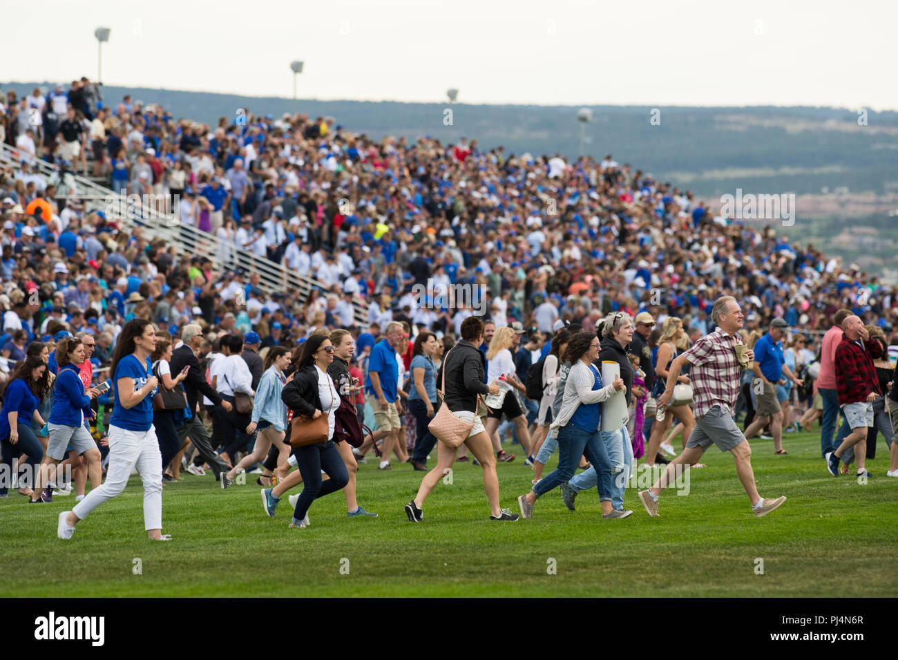 Stati Uniti AIR FORCE ACADEMY, Colo. -- STATI UNITI Air Force Academy -- Air Force Academy Cadetti partecipano in un fine settimana i genitori parade presso Stillman Campo 31 agosto (U.S. Air Force foto/Joshua Armstrong) Foto Stock