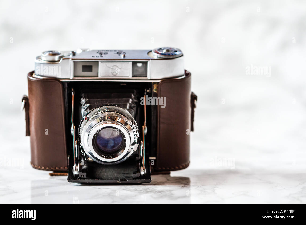 ESKISEHIR, TURCHIA - Agosto 28, 2018: Antico telecamera con custodia in pelle su Sfondo marmo Foto Stock
