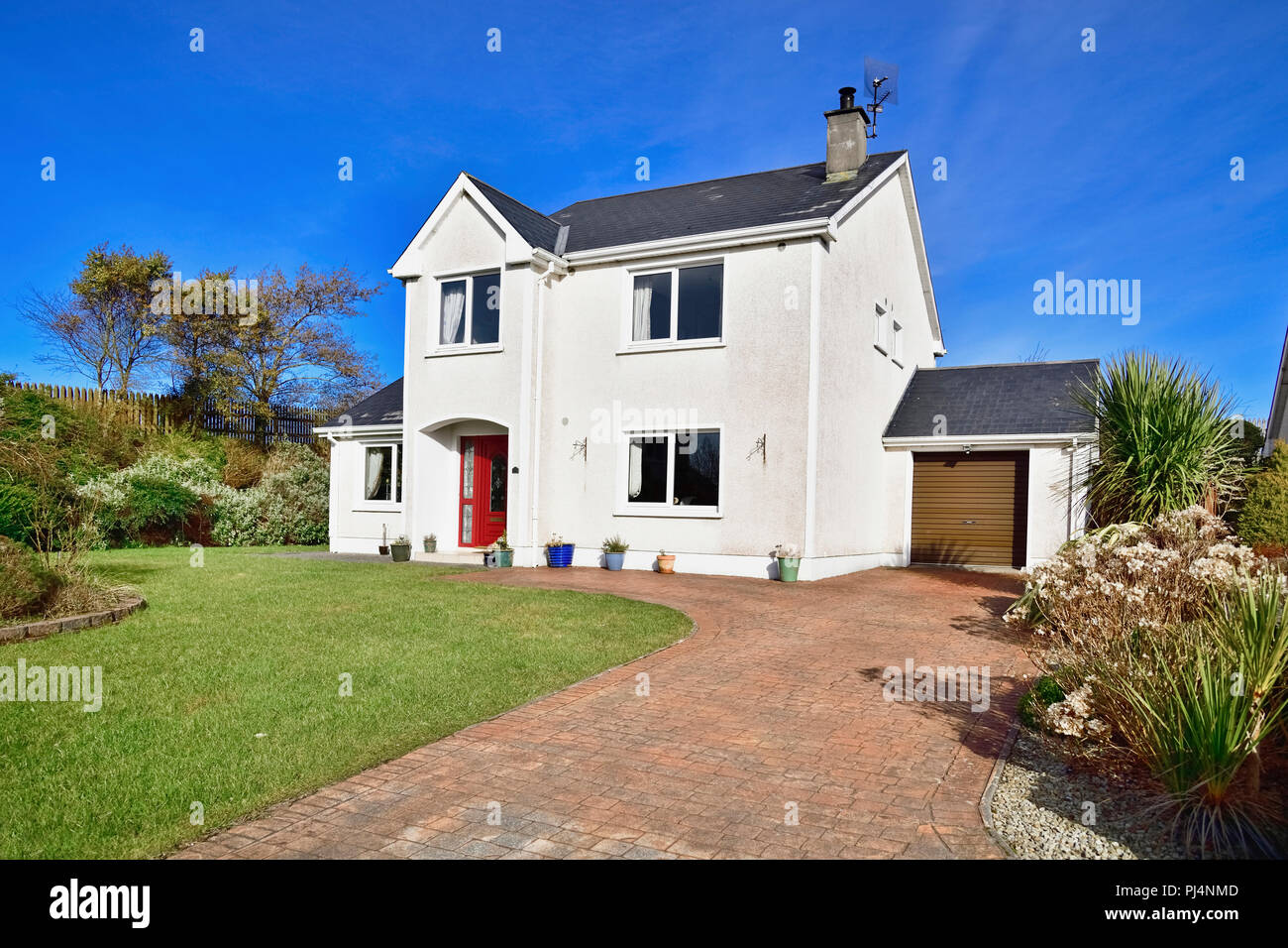L'Irlanda, nella contea di Sligo, Carney, suburbane casa unifamiliare con prato verde. Foto Stock