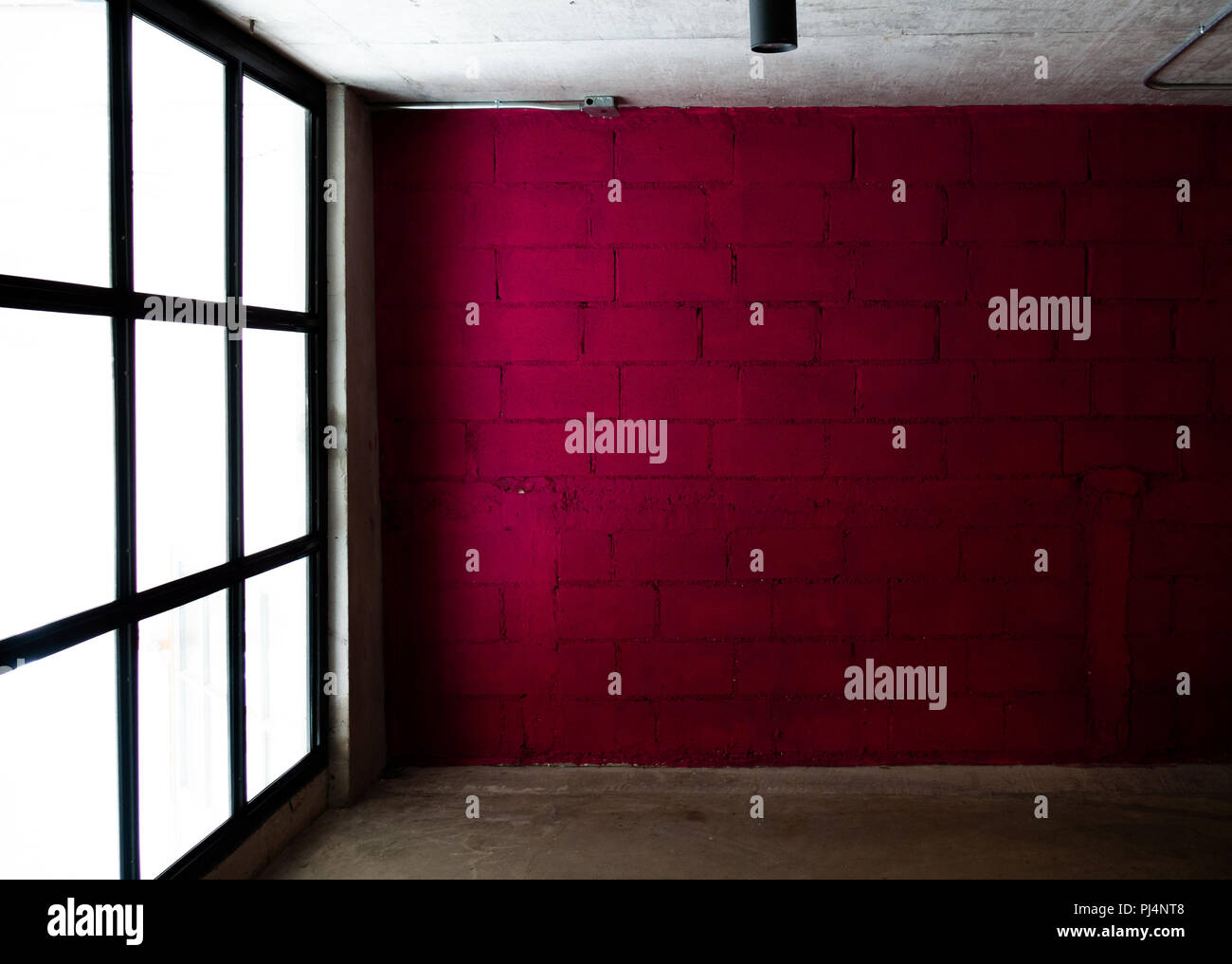 Colore magenta parete in mattoni con sfondo in vetro smerigliato Foto Stock