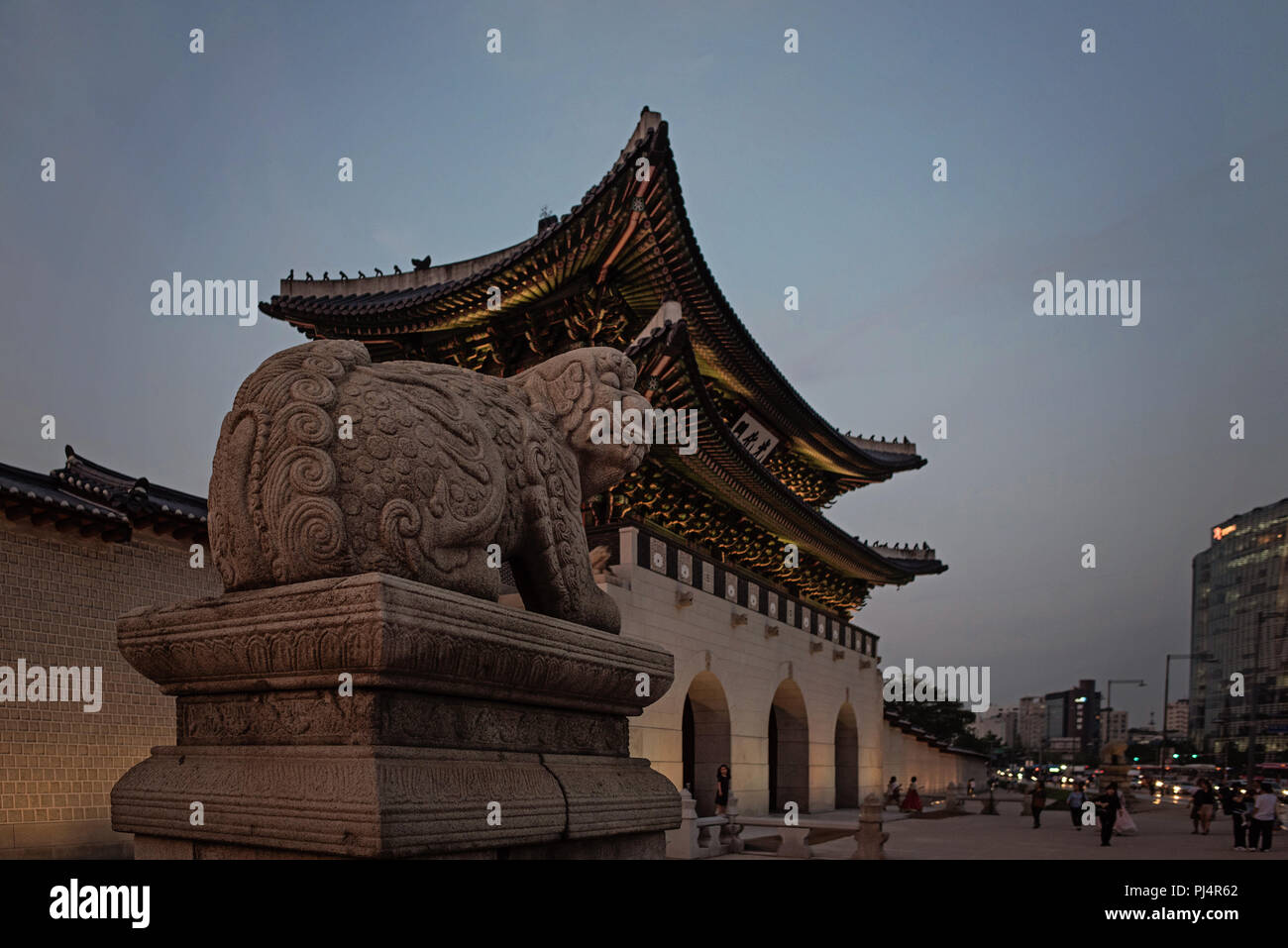 Gate di Gwanghwamun al crepuscolo (Seoul) Foto Stock