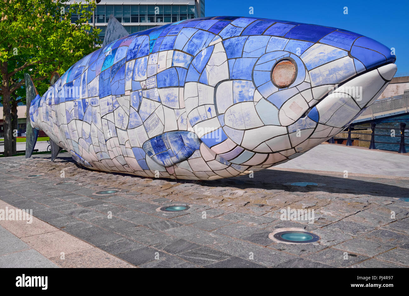 Irlanda del Nord, Belfast, Donegall Quay, la grande scultura di pesce da John gentilezza con le squame dei pesci rappresentato da pezzi di stampati di piastrelle blu che mostra i dettagli della storia Belfasts. Foto Stock