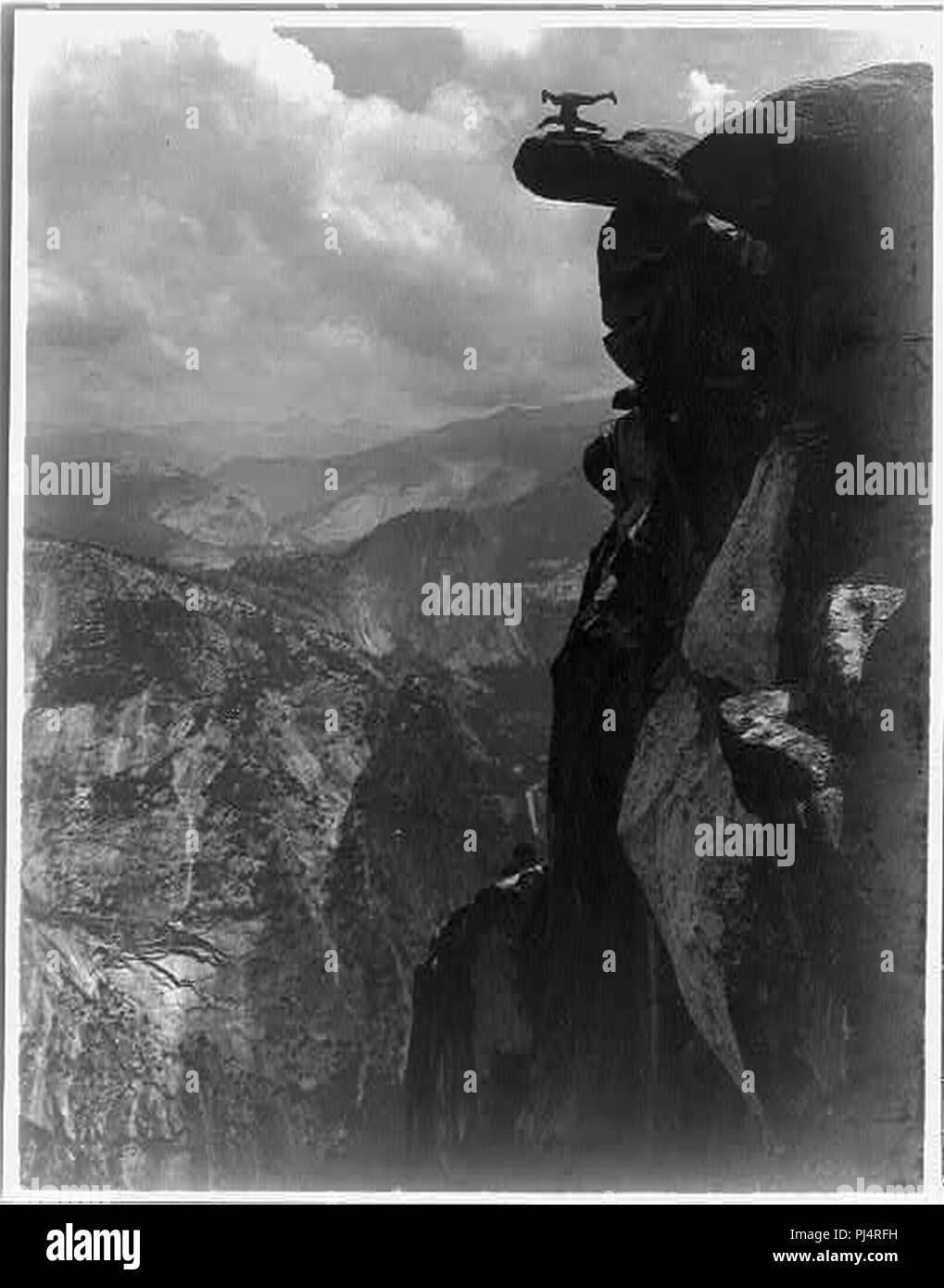 Bilanciato sulla sua testa Foto Stock