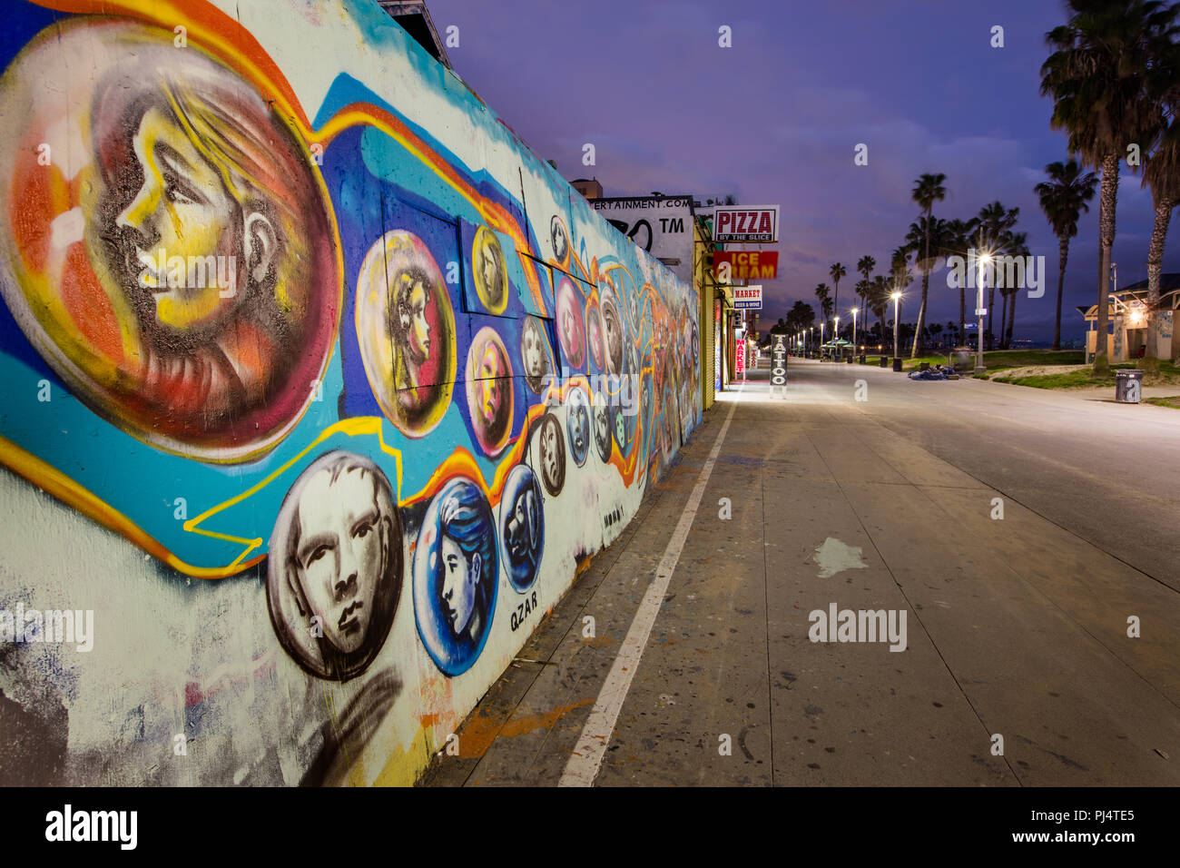 Arte Urbana lungo il lungomare di Venice Beach in California a notte Foto Stock