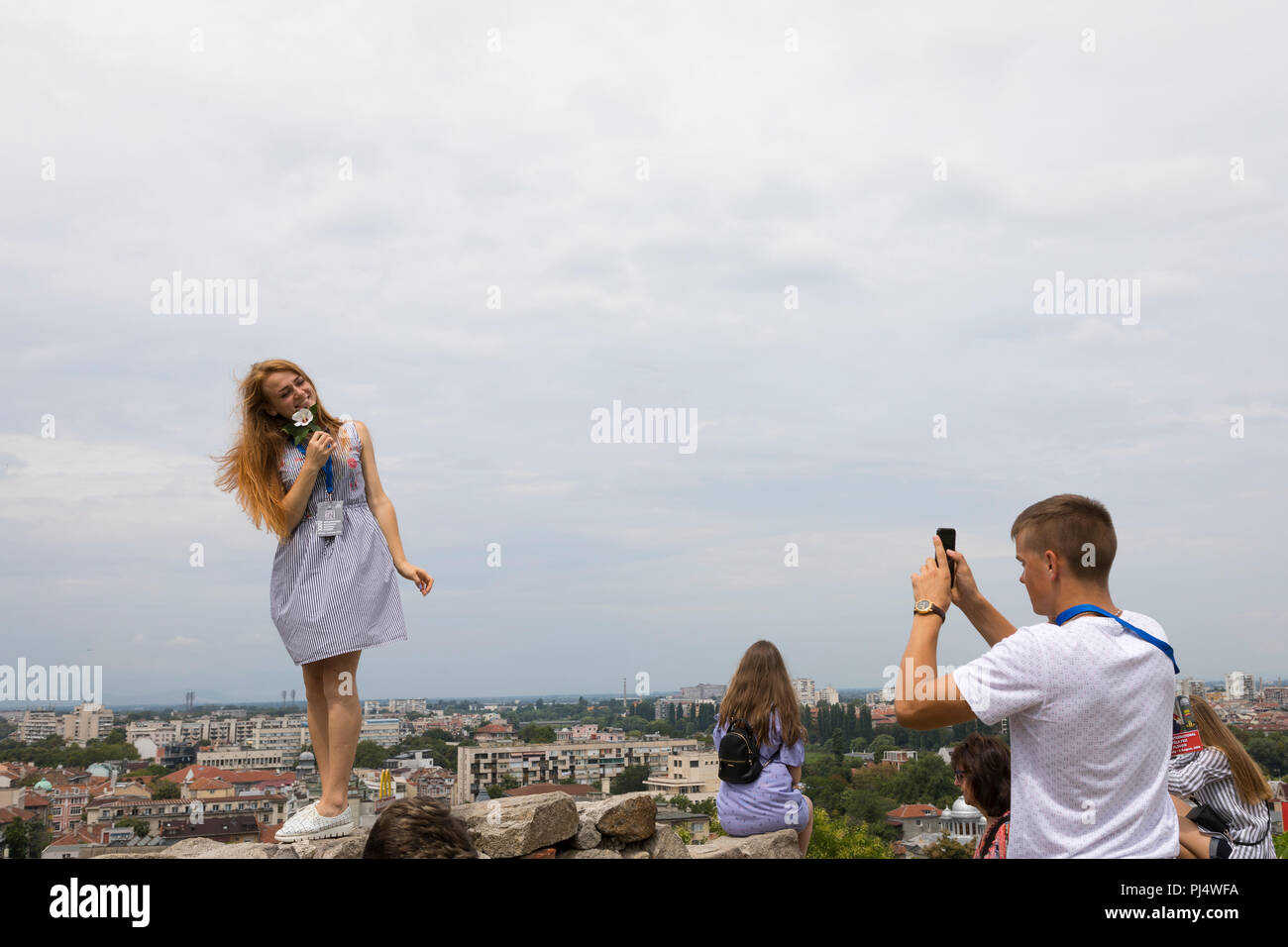 Ragazzo rendendo la foto della sua fidanzata a te parete di Nebet Tepe, storico romano e sito di Tracia presso la città di Plovdiv, Bulgaria Foto Stock
